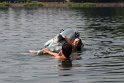 Delfinspaß im kühlen Wasser. Lara und Olli mit dem Delfinmodell nach dem Fotoshooting für die Kapitelbilder zu Band 2 der Elfen-Trilogie<br>(© Foto: Birgit Jungjohann)