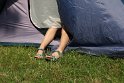 Vorbereitung für Fotoshooting: Lara im Zelt bei gefühlten 70°C während des Aufbaus der Kapitelsituation<br>(© Foto: Birgit Jungjohann)